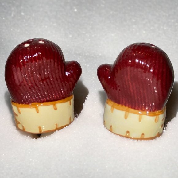 Ceramic Red Mittens Salt and Pepper Shakers Red Winter Christmas Vintage *read* - Picture 1 of 6